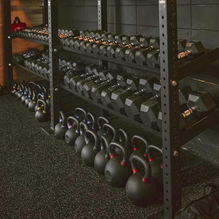 Haltères et kettlebells sur un rangement MURPH